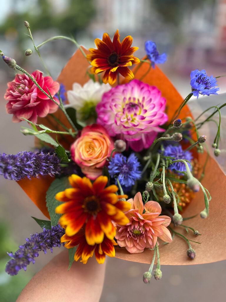 Kleurrijk boeket met dahlia's en rozen