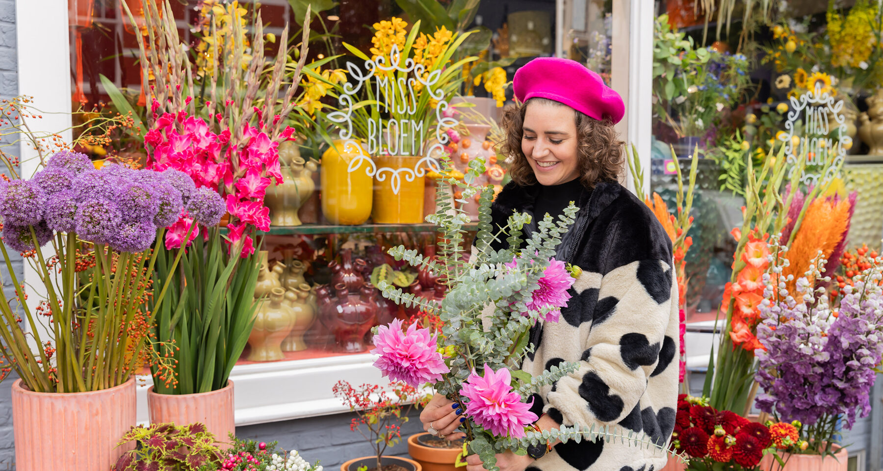 Bloemen voor de winkel van Miss Bloem aan de Gedempte Oude Gracht