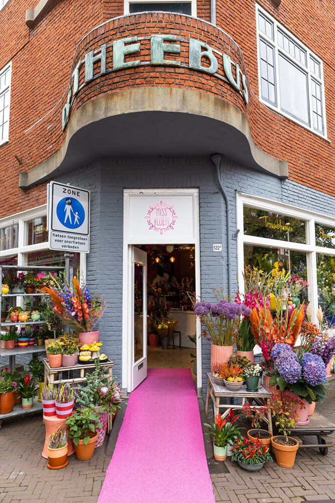 De gevel van De Theebus met de roze loper van Miss Bloem