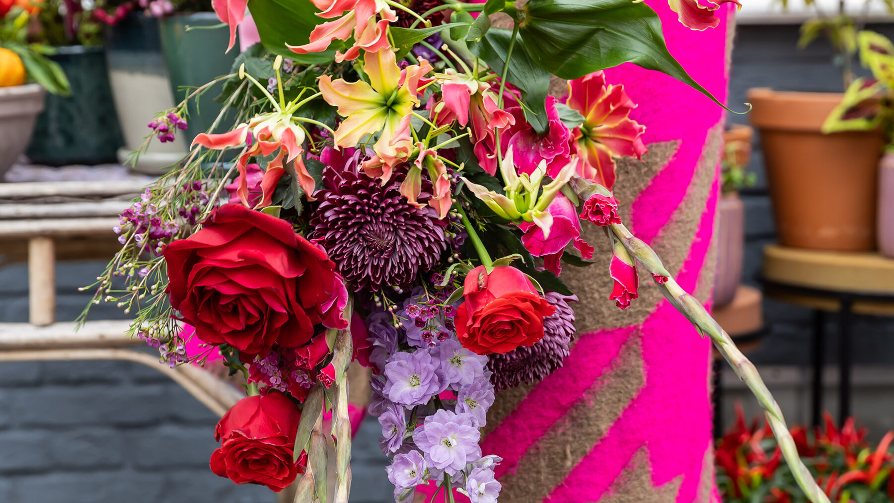 Rode en roze bloemen voor de winkel